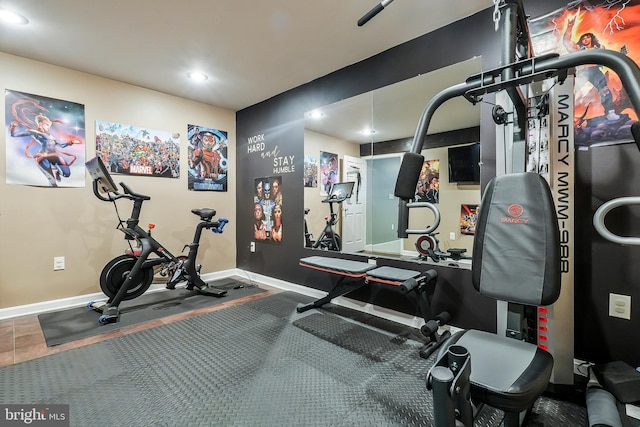 exercise area featuring baseboards