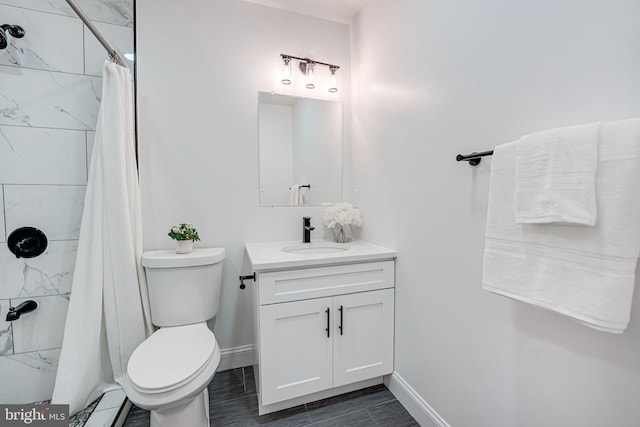 full bath with toilet, curtained shower, baseboards, and vanity