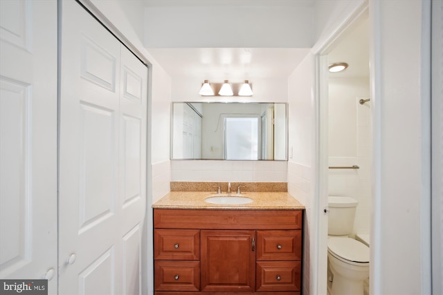 full bathroom with toilet, tasteful backsplash, and vanity