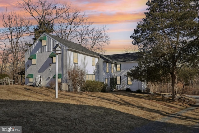 view of front of house featuring a front yard