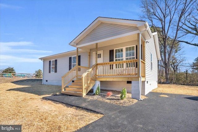 view of front facade with crawl space and covered porch