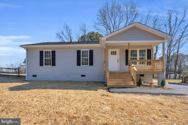 view of front of home featuring crawl space, covered porch, and a front yard