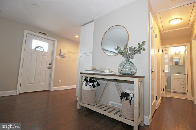 entryway with dark wood-type flooring, recessed lighting, visible vents, and baseboards