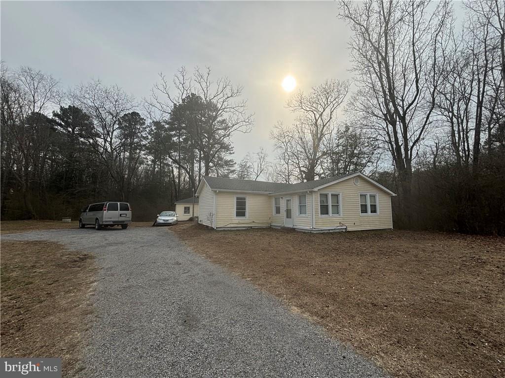 view of front of property with driveway
