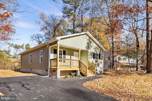 view of front of property with crawl space and covered porch