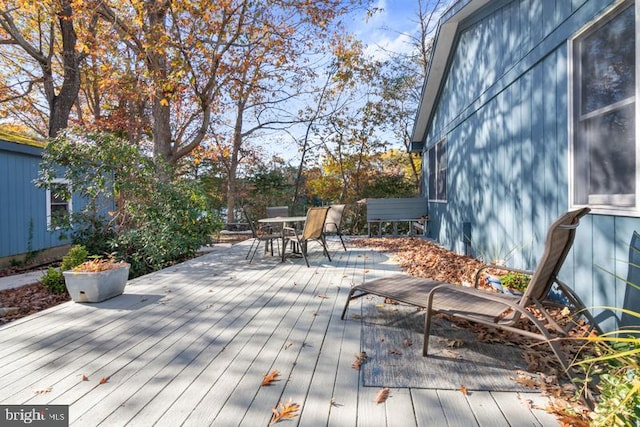 deck with outdoor dining space