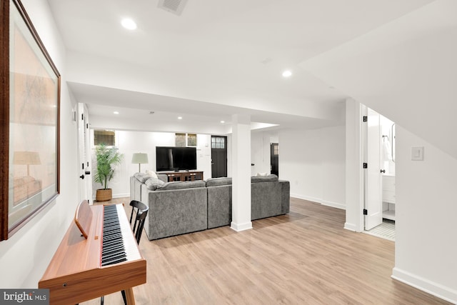 living room featuring light wood-style floors, recessed lighting, visible vents, and baseboards