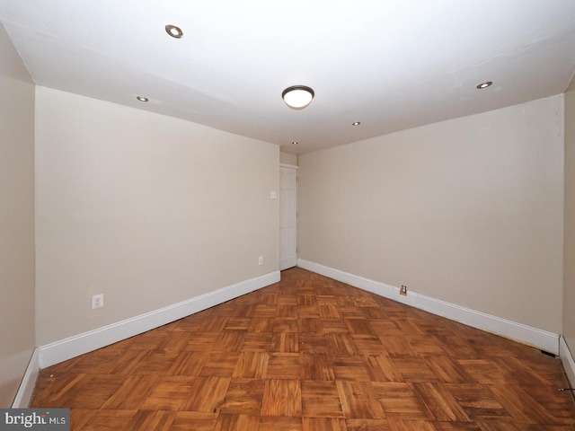 empty room featuring recessed lighting and baseboards