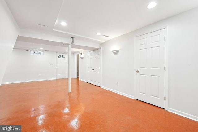 finished basement with baseboards, visible vents, and recessed lighting