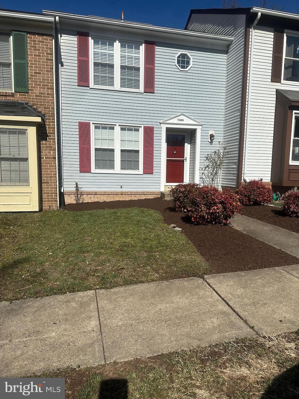 view of front facade with a front yard