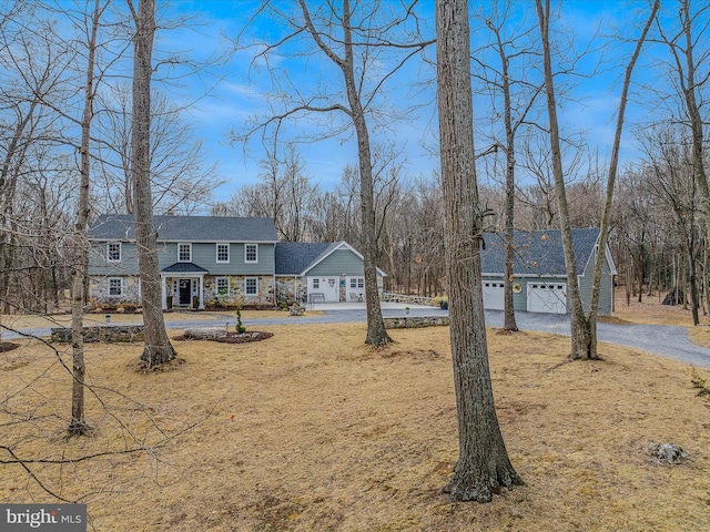 view of yard with an outdoor structure and driveway