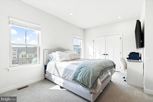 bedroom featuring carpet, visible vents, baseboards, recessed lighting, and a closet