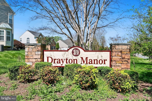 view of community / neighborhood sign