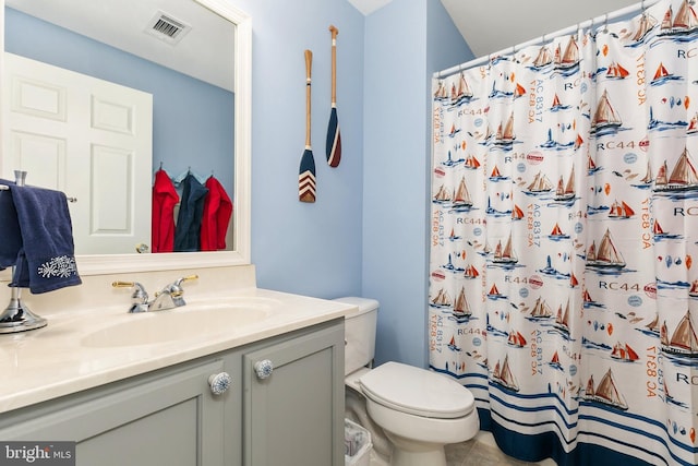 full bath featuring visible vents, toilet, a shower with curtain, and vanity