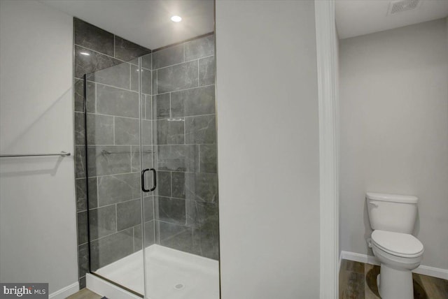 bathroom with recessed lighting, visible vents, toilet, a stall shower, and baseboards