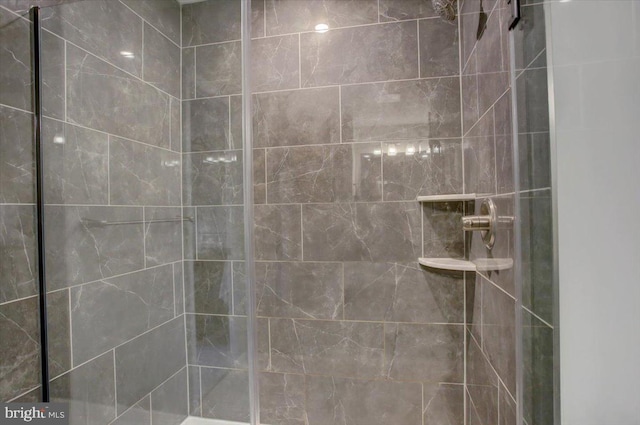 full bathroom featuring a tile shower