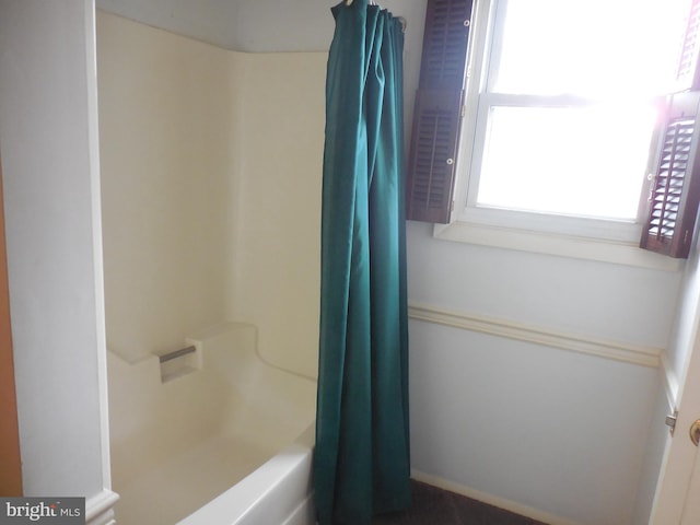 full bath with shower / tub combo with curtain