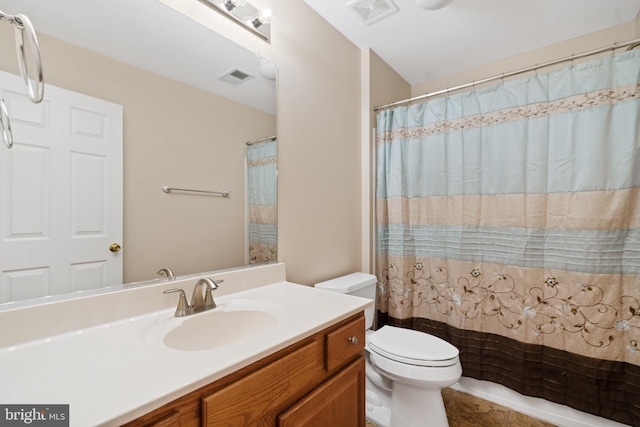 full bathroom featuring vanity, a shower with shower curtain, toilet, and visible vents