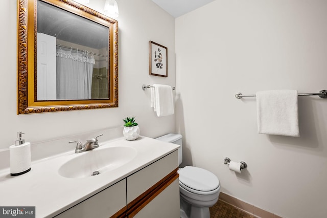 full bathroom with toilet, a shower with curtain, and vanity