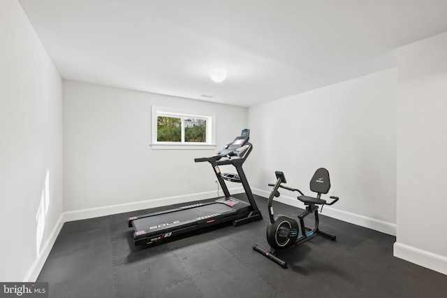 exercise room featuring baseboards