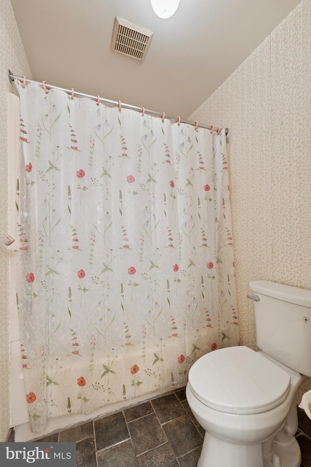 full bath with toilet, wallpapered walls, visible vents, and a shower with shower curtain