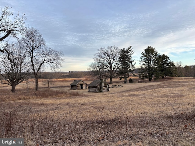 view of yard featuring a rural view