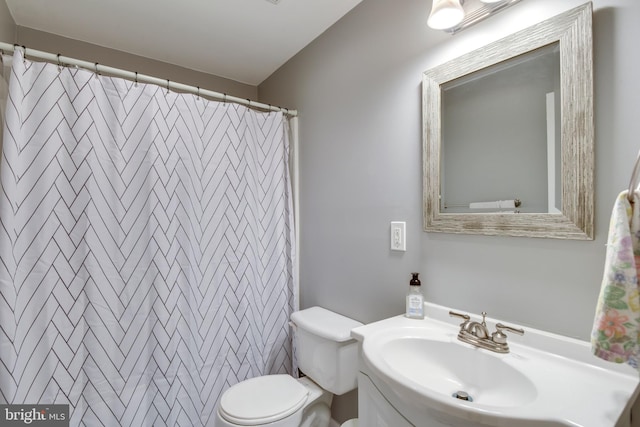 full bathroom with a shower with shower curtain, vanity, and toilet