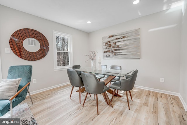 dining area featuring recessed lighting, light wood-style floors, and baseboards