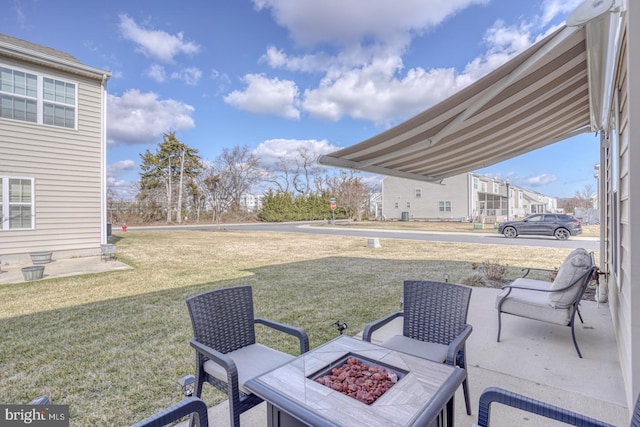 view of yard featuring an outdoor fire pit