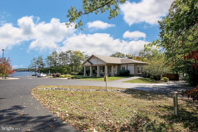 view of front of house with a front lawn