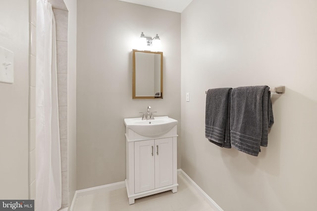 full bath with a shower with shower curtain, vanity, and baseboards