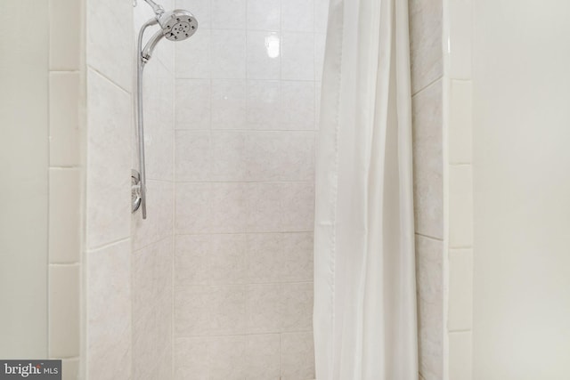 room details featuring tiled shower