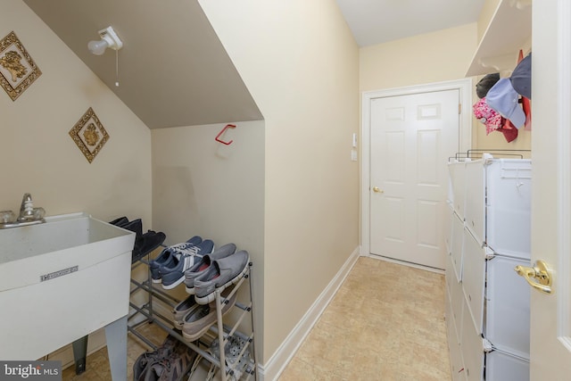 laundry room featuring a sink and baseboards