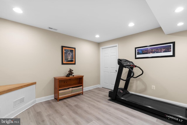 workout area with light wood-style flooring, recessed lighting, visible vents, and baseboards