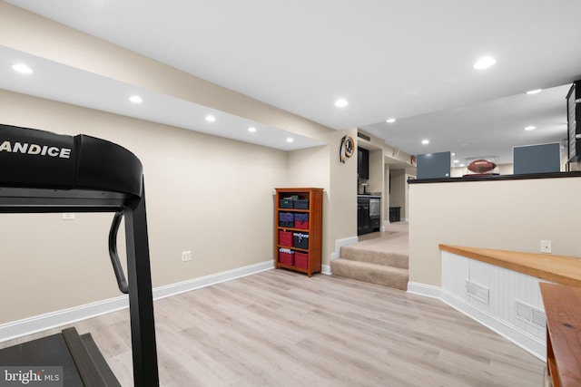 workout area with recessed lighting, light wood-style flooring, baseboards, and visible vents