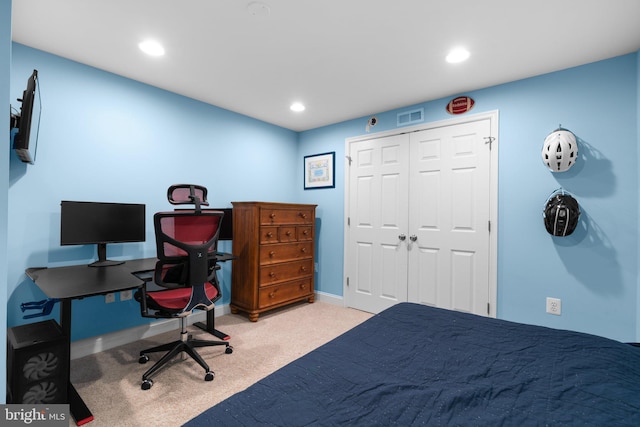 carpeted bedroom featuring recessed lighting, visible vents, baseboards, and a closet