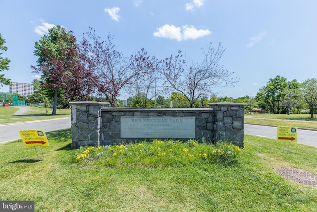 community sign with a lawn