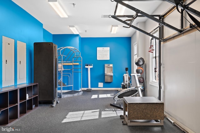 exercise room featuring baseboards