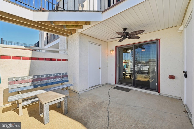 property entrance featuring stucco siding, ceiling fan, and a patio area