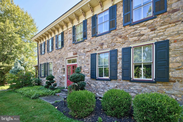 view of front of home with a front yard