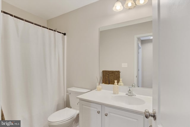 full bathroom with a shower with curtain, toilet, and vanity