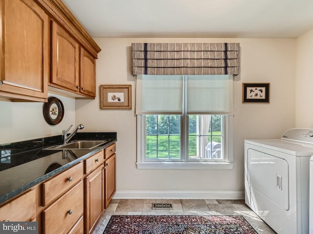 laundry area with washer / clothes dryer, cabinet space, visible vents, a sink, and baseboards