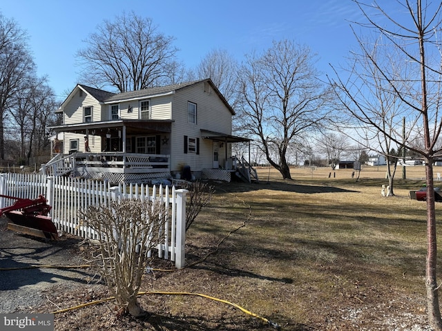 view of front facade with a front yard and fence