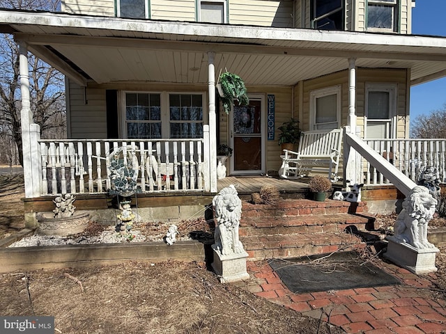 entrance to property featuring a porch