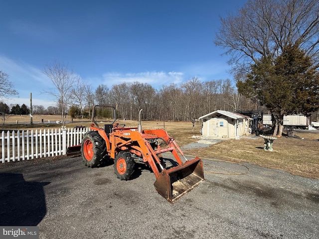 view of yard with an outbuilding