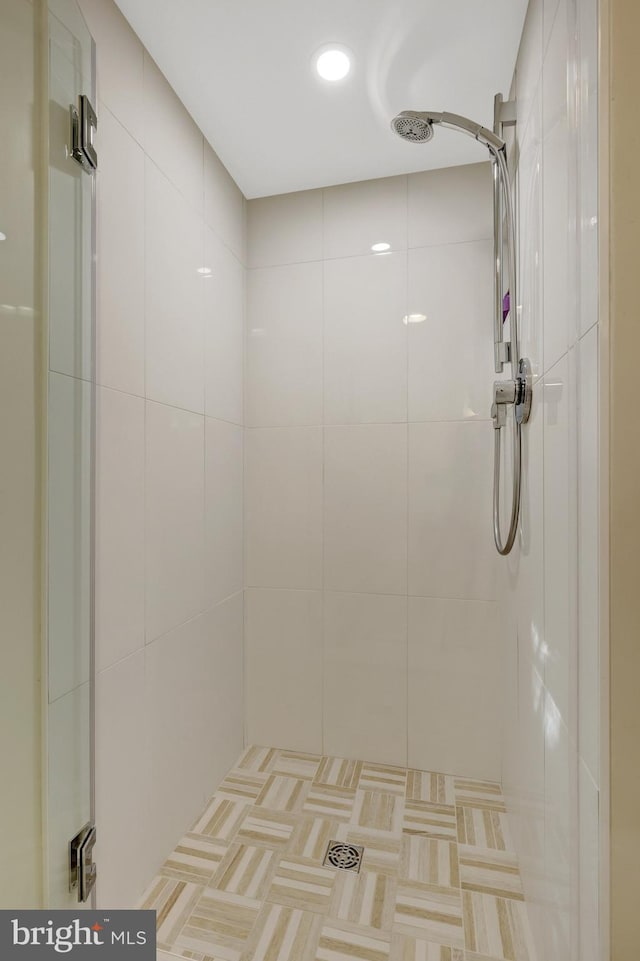 full bath featuring tiled shower