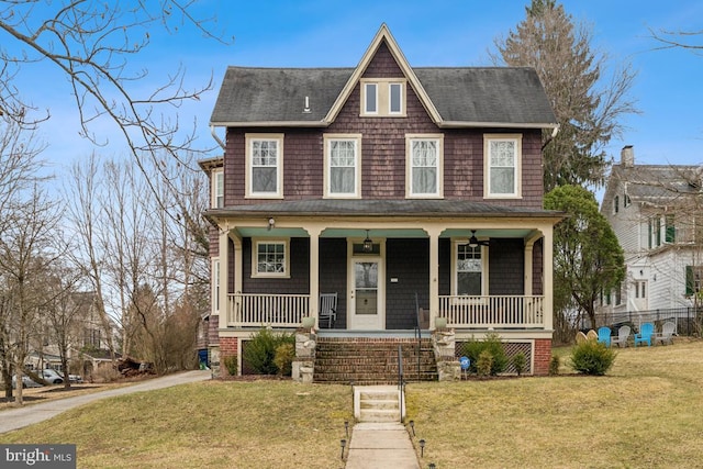 view of front of property featuring a front lawn and a porch