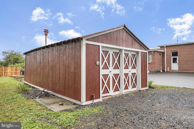 view of outdoor structure with fence and an outdoor structure