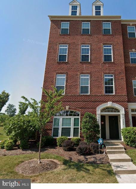 view of front of house with brick siding