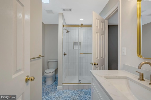 full bathroom featuring toilet, visible vents, and tiled shower